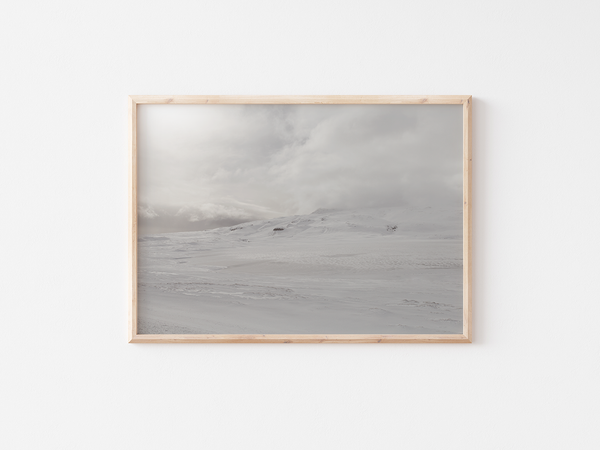 Shades of White | Iceland, 2017 by Serena Morandi | DeCasa -ヨーロッパのアート＆ポスターセレクトショップ | インテリアアート | 写真 | フォトグラフィー | 海外ポスター | モダン | おしゃれポスター | アイスランド | 雪 | 氷河 | ホワイト | 風景