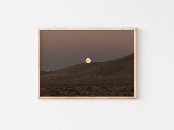 Moon on Hills | Fuerteventura, 2021 by Serena Morandi | DeCasa -ヨーロッパのアート＆ポスターセレクトショップ | インテリアアート | 写真 | フォトグラフィー | 海外ポスター | モダン | おしゃれポスター | スペイン | カナリア諸島 | フエルテベントゥラ島 | 自然 | 風景 | 月
