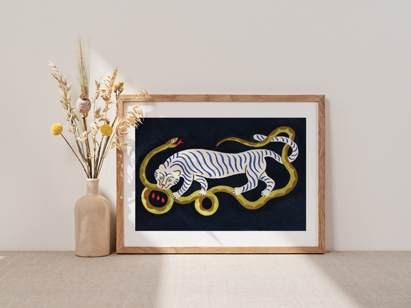 Tigre by Julie Brouant | DeCasa -ヨーロッパのアートポスターショップ | インテリアアート | カラフルアート | 海外ポスター | フランス | パリ | 動物 | トラ | ヘビ | アニマル | ホワイト | ブラック | 黄色 | おしゃれポスター | 可愛い
