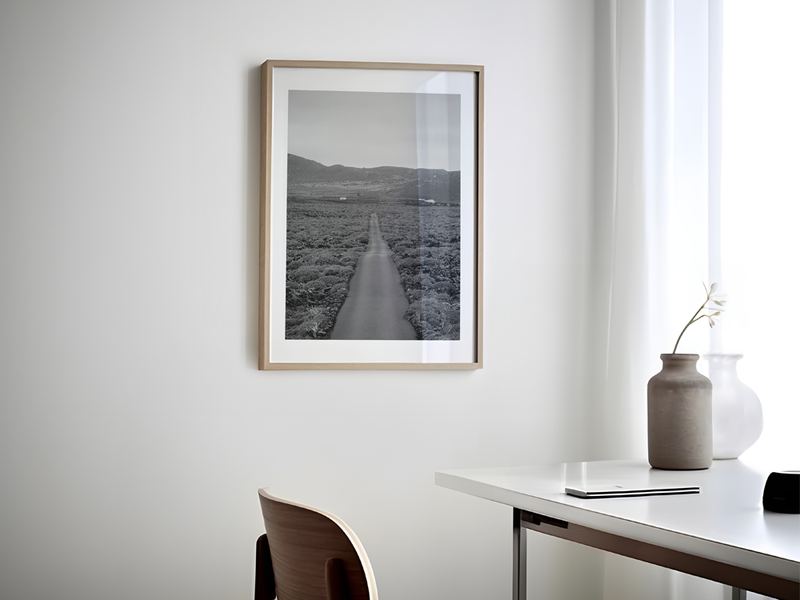 Endless Road | Lanzarote, 2021 by Serena Morandi | DeCasa -ヨーロッパのアート＆ポスターセレクトショップ | インテリアアート | 写真 | フォトグラフィー | 海外ポスター | モダン | おしゃれポスター | スペイン | カナリア諸島 | ランサローテ島 | 自然 | モノクロ | 風景