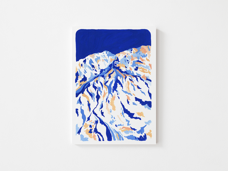 Nuit bleutée | 青い夜 by Mona Leu-Leu | DeCasa -ヨーロッパのアート＆ポスターショップ | インテリアアート | カラフルアート | 海外ポスター | 雪 | 冬 | フランス | フレンチアルプス | ブルー | 風景画 | おしゃれポスター