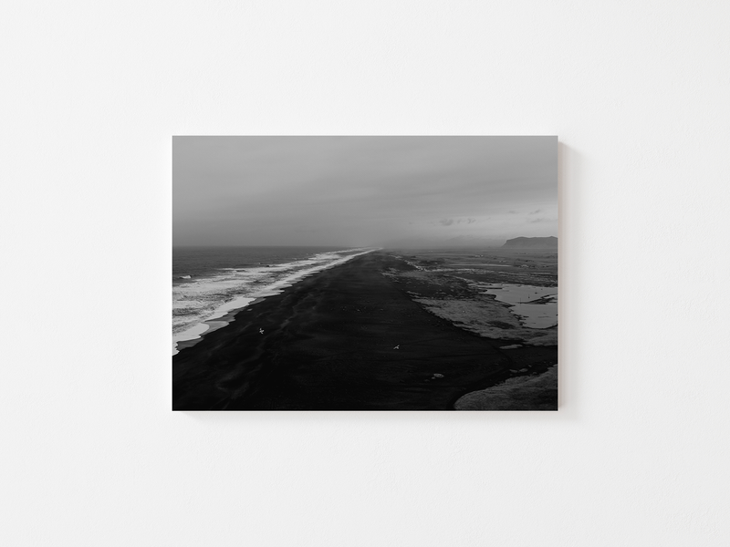 Black Beach | Iceland, 2017 by Serena Morandi | DeCasa -ヨーロッパのアート＆ポスターセレクトショップ | インテリアアート | 写真 | フォトグラフィー | 海外ポスター | モダン | おしゃれポスター | アイスランド | ブラックサンドビーチ | モノトーン | 風景 | 海