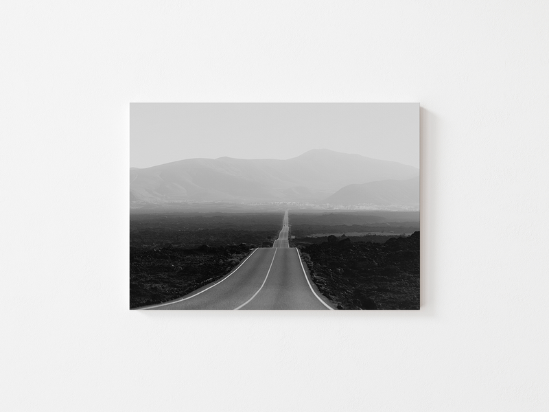 Endless Road (II), Lanzarote, 2021 by Serena Morandi | DeCasa -ヨーロッパのアート＆ポスターセレクトショップ | インテリアアート | 写真 | フォトグラフィー | 海外ポスター | モダン | おしゃれポスター | スペイン | カナリア諸島 | ランサローテ島 | 自然 | モノクロ | 風景