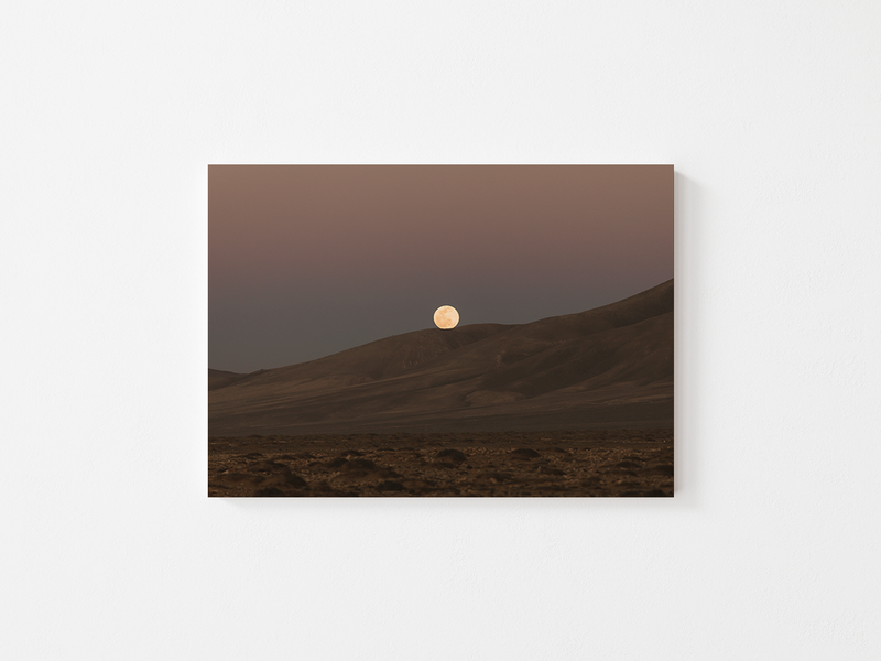Moon on Hills | Fuerteventura, 2021 by Serena Morandi | DeCasa -ヨーロッパのアート＆ポスターセレクトショップ | インテリアアート | 写真 | フォトグラフィー | 海外ポスター | モダン | おしゃれポスター | スペイン | カナリア諸島 | フエルテベントゥラ島 | 自然 | 風景 | 月