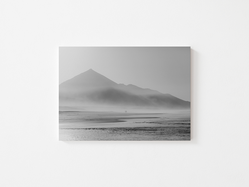 Misty Beach | Fuerteventura, 2021 by Serena Morandi | DeCasa -ヨーロッパのアート＆ポスターセレクトショップ | インテリアアート | 写真 | フォトグラフィー | 海外ポスター | モダン | おしゃれポスター | スペイン | カナリア諸島 | フエルテベントゥラ島 | 自然 | モノクロ | 海