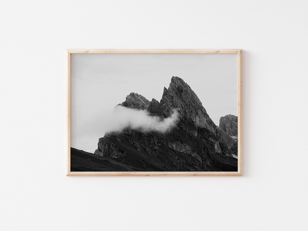 Clouds over Seceda | Italy, 2020 by Serena Morandi | DeCasa -ヨーロッパのアート＆ポスターセレクトショップ | インテリアアート | 写真 | フォトグラフィー | 海外ポスター | モダン | おしゃれポスター | イタリア | ドロミーティ | 自然 | 風景 | モノクロ