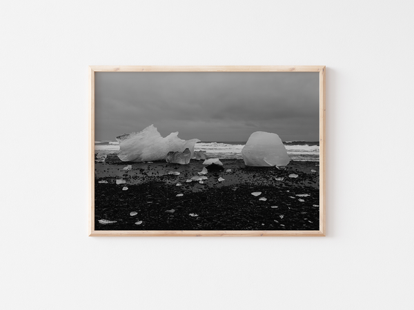 Diamond Beach | Iceland, 2017 by Serena Morandi | DeCasa -ヨーロッパのアート＆ポスターセレクトショップ | インテリアアート | 写真 | フォトグラフィー | 海外ポスター | モダン | おしゃれポスター | アイスランド | ブラックサンドビーチ | 自然 | モノクロ | 風景