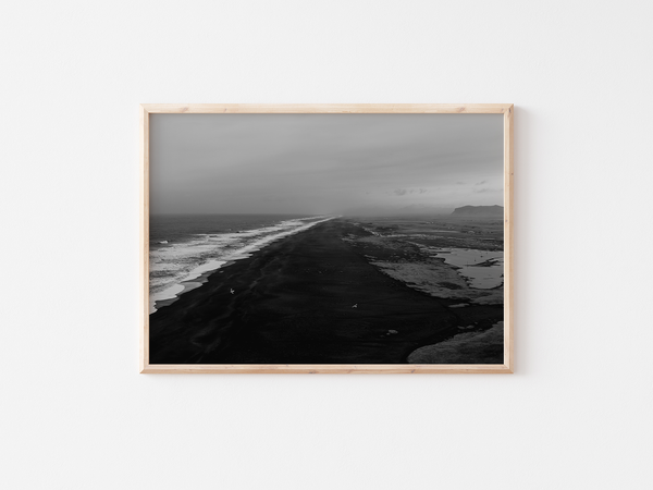 Black Beach | Iceland, 2017 by Serena Morandi | DeCasa -ヨーロッパのアート＆ポスターセレクトショップ | インテリアアート | 写真 | フォトグラフィー | 海外ポスター | モダン | おしゃれポスター | アイスランド | ブラックサンドビーチ | モノトーン | 風景 | 海