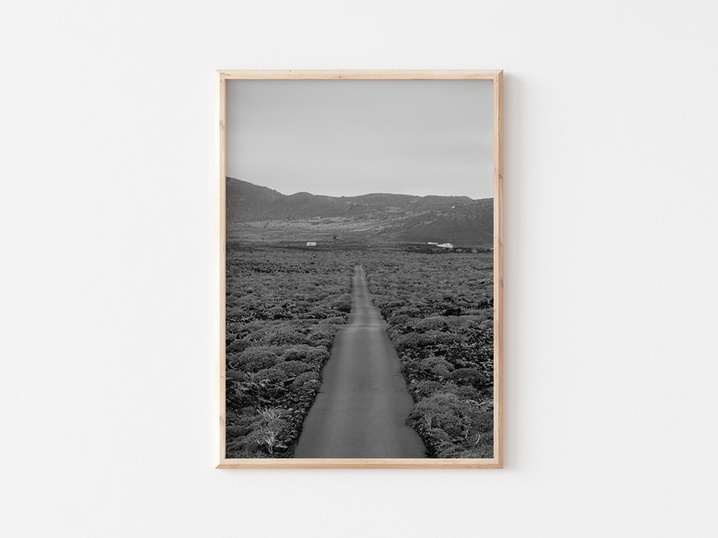 Endless Road | Lanzarote, 2021 by Serena Morandi | DeCasa -ヨーロッパのアート＆ポスターセレクトショップ | インテリアアート | 写真 | フォトグラフィー | 海外ポスター | モダン | おしゃれポスター | スペイン | カナリア諸島 | ランサローテ島 | 自然 | モノクロ | 風景